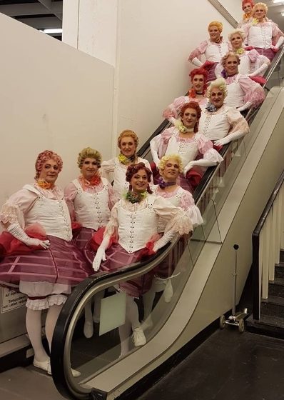 Divertissementchen - Backstage - Ballett posiert auf Rolltreppe