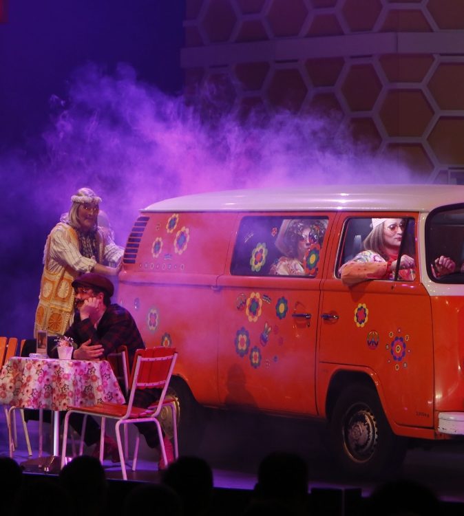 Fidelio am Rhing - Divertissementchen 2020 - Gesangsensemble als Hippies mit VW-Bus