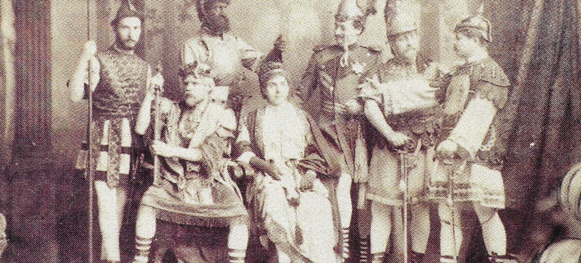 Loreley - Divertissementchen 1884 - Gesangensemble posiert in Ritterrüstungen