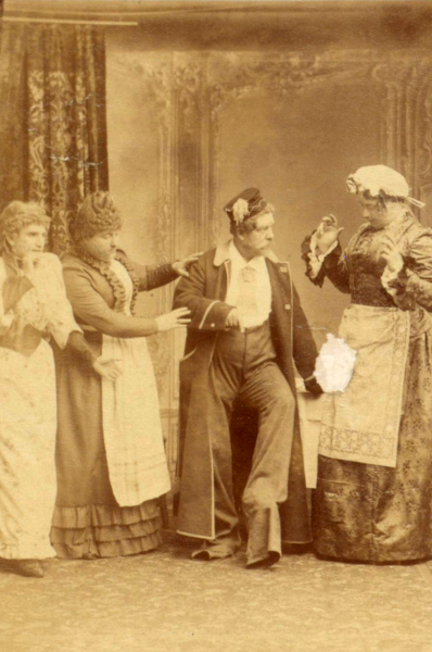 Die Hosen des Herrn von Bredow - Divertissementchen 1886 - Ensemble in Szene