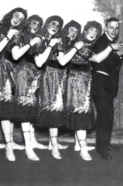 Zillche vun der Wolkenburg oder da Draum vum Glöck - Divertissementchen 1916 - Balletttänzerinnen in Pose