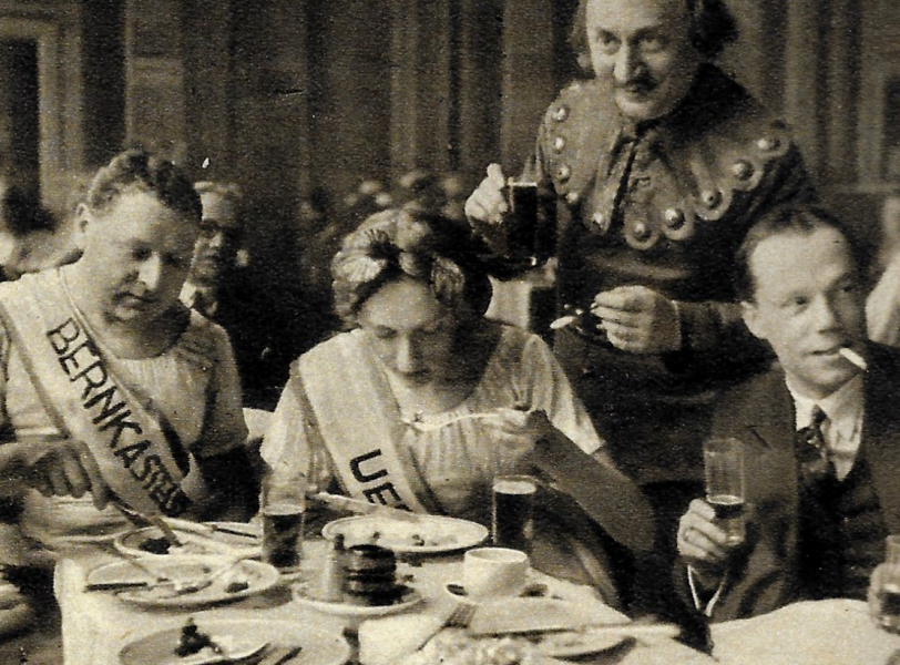 Dombaufess zo Kölle - Divertissementchen 1930 - Mitwirkende im Kostüm bei der Pause in der Kantine