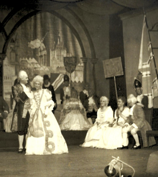 Odekolong - Divertissementchen 1950 - Solisten und Chor in historischen Kostümen