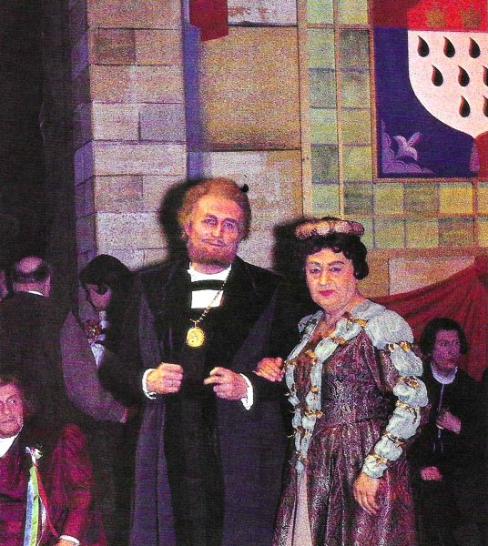 Kölsch Jeld oder De Krun vun England - Divertissementchen 1964 - Paar in historischen Kostümen