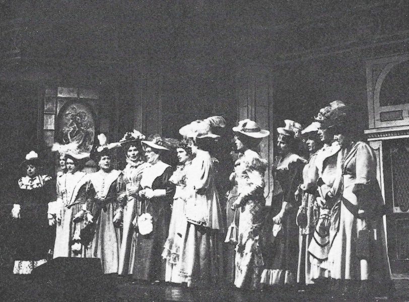 En Schiffstour noh Königswinter - Divertissementchen 1972 - Damen-Ensemble in historischen Kostümen