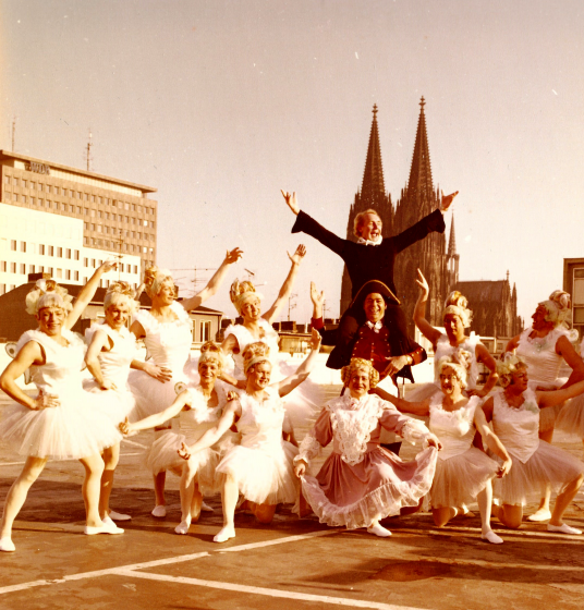 Pitter un Mariecheen oder en Kölsche Johannisnaach - Divertissementchen 1975 - Ballett in Pose vor dem Kölner Dom