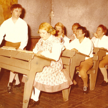In d´r Kayjaß Nummer Null - Divertissementchen 1976 - Ensemble als Schülerinnen und Schüler auf der Bühne