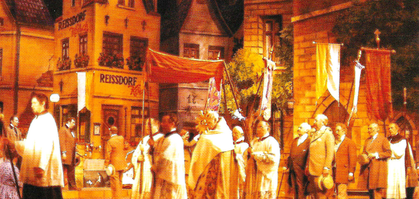 Kirmes im Veedel - Divertissementchen 1977 - kirchliche Prozession vor historischer Kulisse