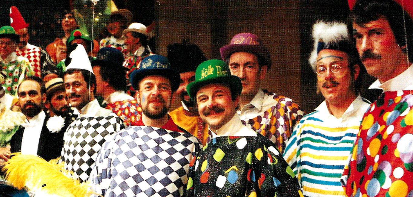 D´r Engel Anton Schmitz - Divertissementchen 1985 - Gesangsensemble in Karnevalskostümen