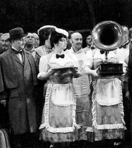 Der Kamelleprinz - Divertissementchen 1989 - Ensemble in historischen Kostümen mit Grammophon