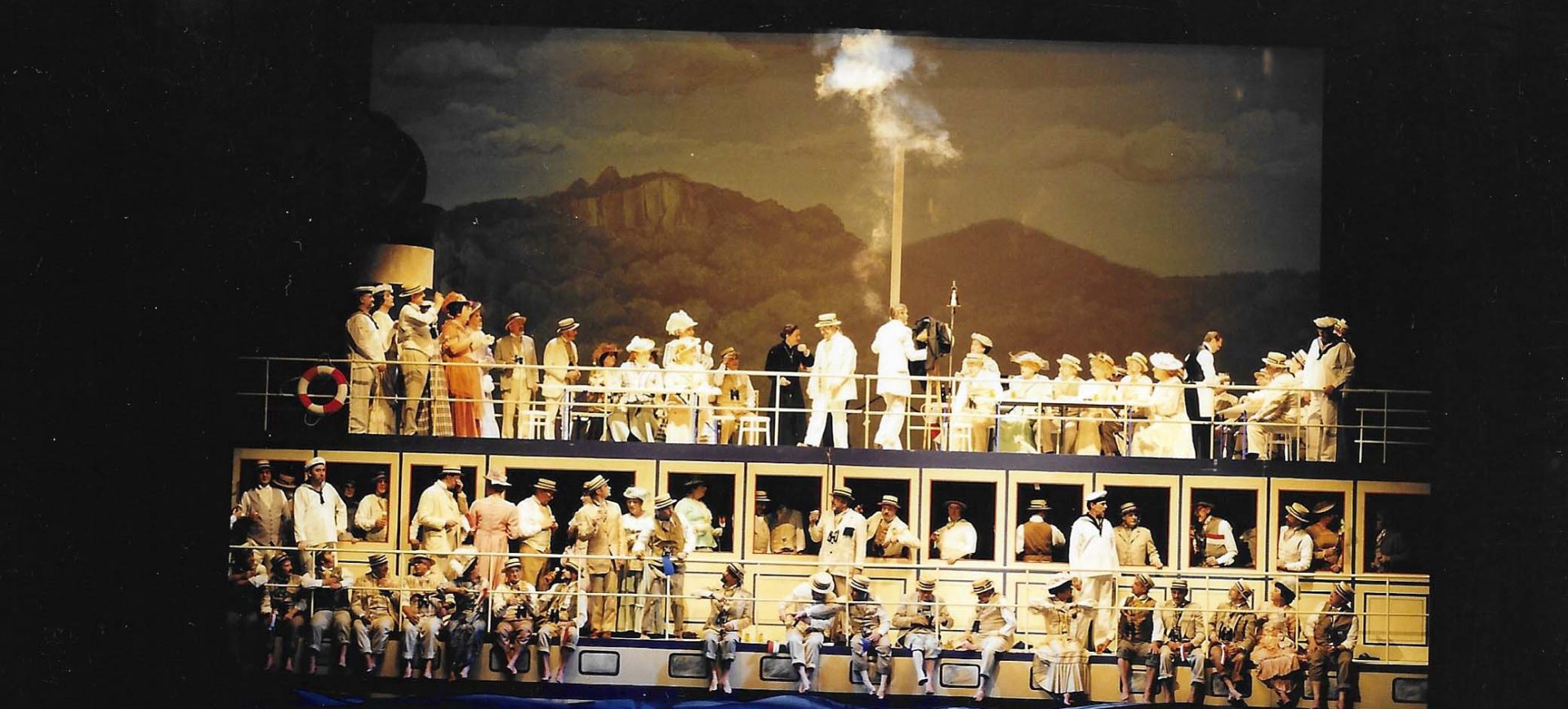 En kölsche Maskerad - Divertissementchen 1997 - Großer Chor in imposantem Bühnenbild