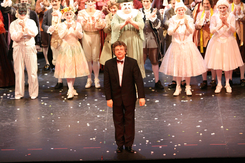 Ne Kölsche als Edelmann - Divertissementchen 2008 - Dirigent Bernhard Steiner beim Schlussapplaus