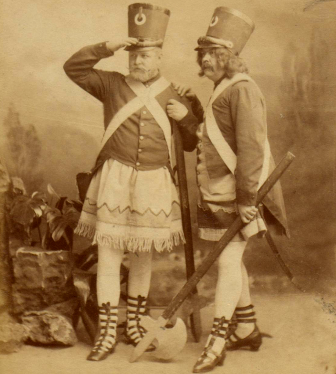 Marsilius Holzfahrt - Divertissementchen 1885 - Zwei Sänger in militärischen Kostümen