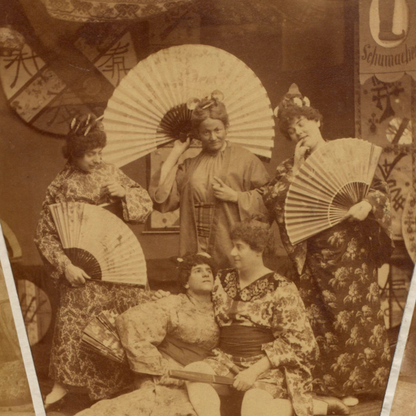 Der kölsche Mikado oder eine Nacht in Filipo - Divertissementchen 1888 - Ensemble in Pose