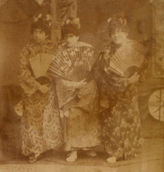 Der kölsche Mikado oder eine Nacht in Filipo - Divertissementchen 1888 - Drei Tänzer in fernöstlichen Kostümen