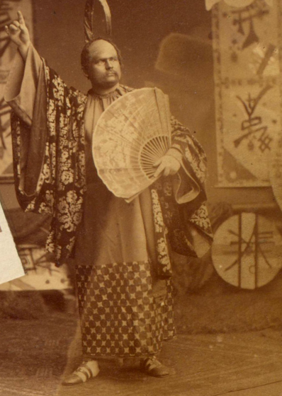 Der kölsche Mikado oder eine Nacht in Filipo - Divertissementchen 1888 - Solist in fernöstlichem Kostüm mit Fächer