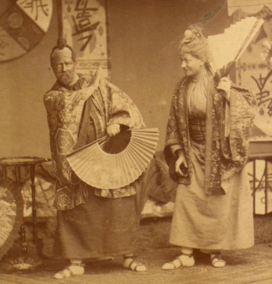 Der kölsche Mikado oder eine Nacht in Filipo - Divertissementchen 1888 - Duett in Pose mit Fächern
