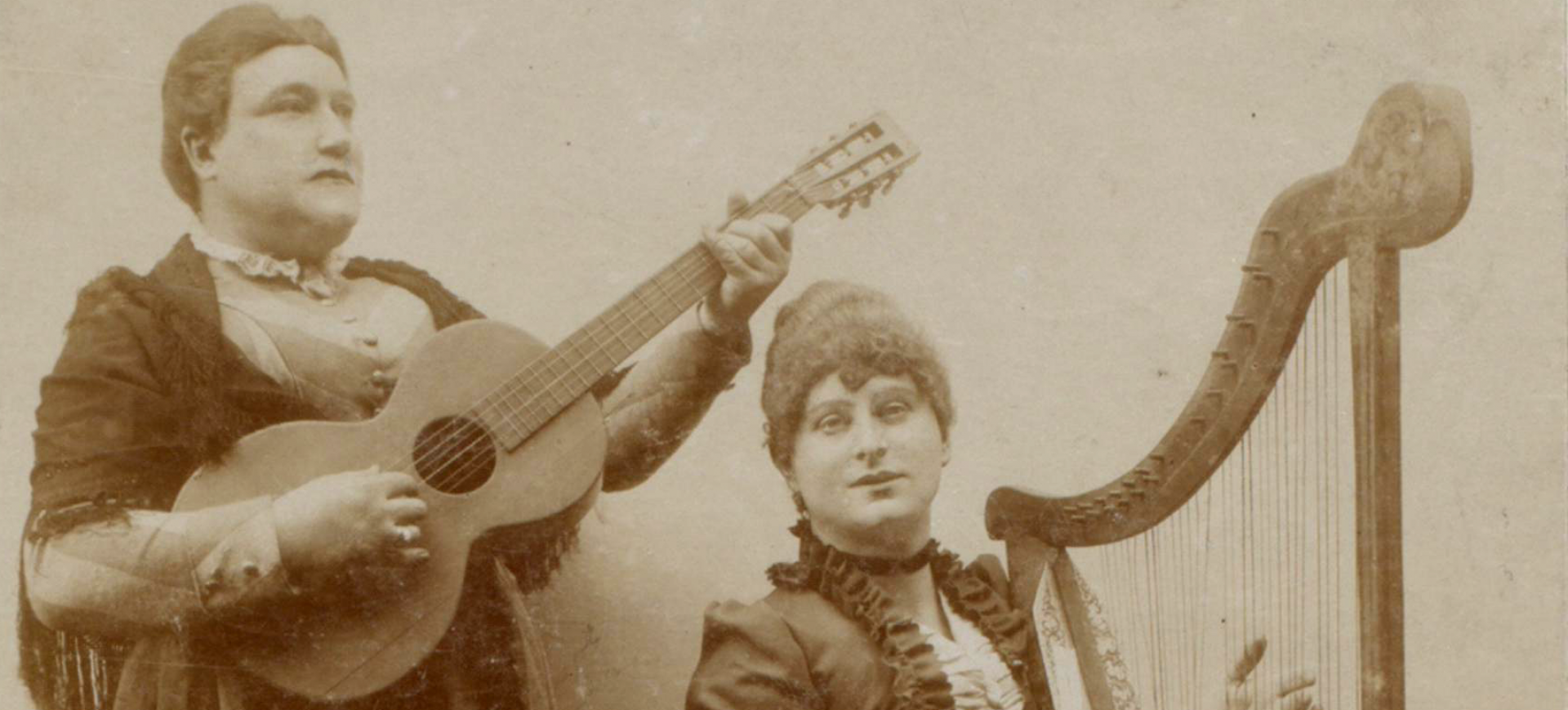 A bassa Porta Paphia - Divertissementchen 1897 - Solisten in Damenrollen mit Instrumenten
