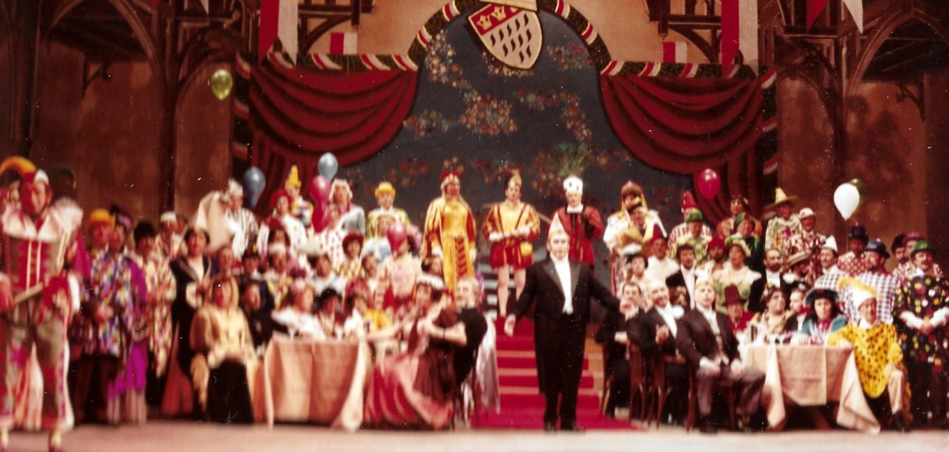 D´r Engel Anton Schmitz - Divertissementchen 1985- Großer Chor in karnevalistischem Bühnenbild