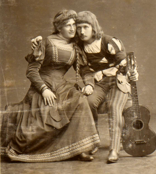 Die Heinzelmänncher zo Kölle - Divertissementchen 1908 - Liebespaar in inniger Pose mit Gitarre
