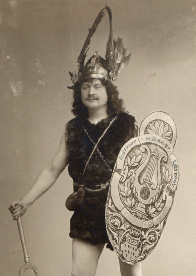 Et Kättche vun Kölle - Divertissementchen 1914 - Solist in Fantasiekostüm mit Fellwams, Flügelhelm und Schild mit KMGV-Insignien