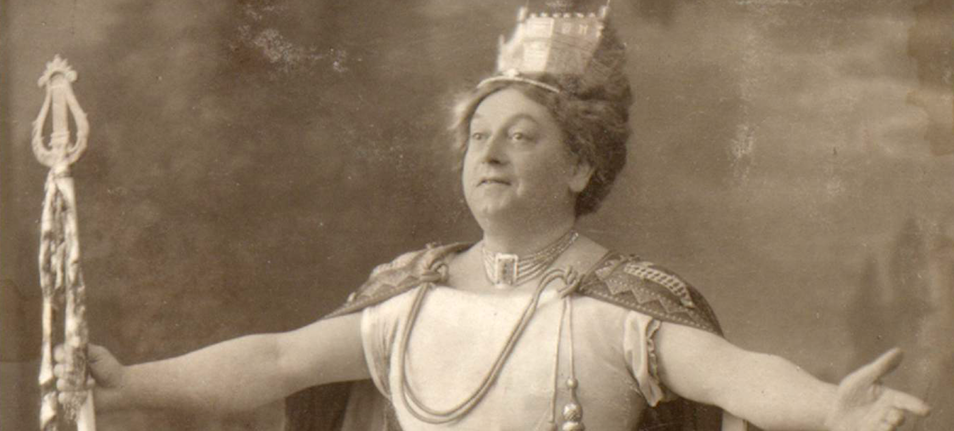 Et Kättche vun Kölle - Divertissementchen 1914 - Solist in Damenrolle mit Krone und Stab
