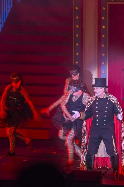 Circus Colonia - Divertissementchen 2017 - Solist mit Ballett in Raubtiernummer