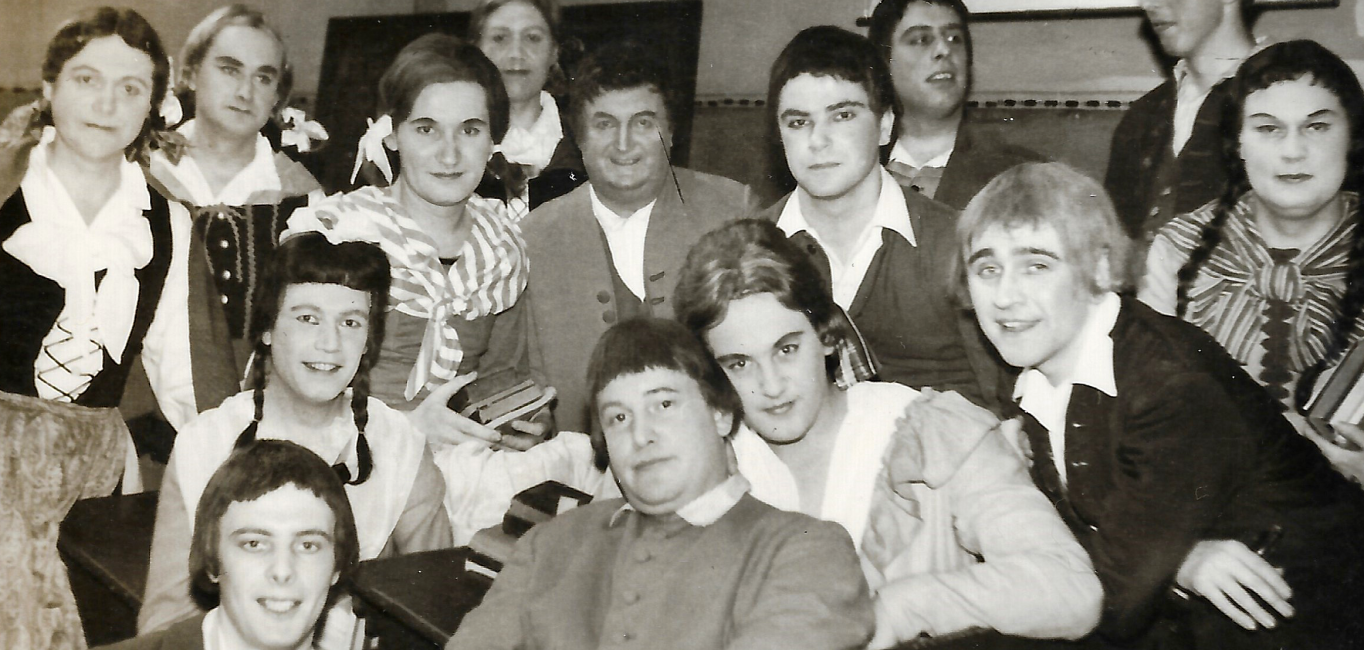 En dr Kayas Nummer Null - Divertissementchen 1963 - Ensemble als Schülerinnen und Schüler