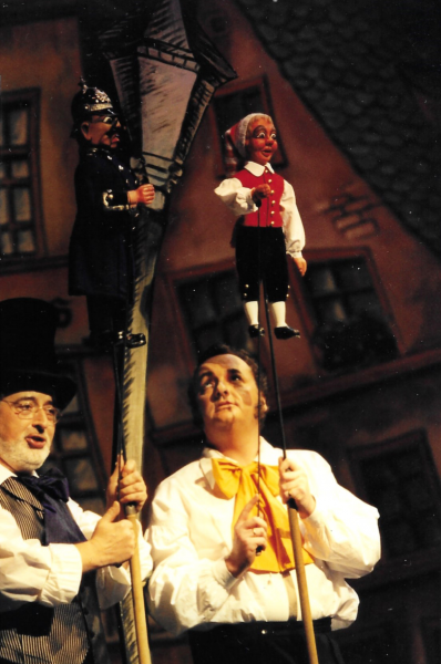 Thiater, Thiater - Divertissementchen 1995 - Darsteller mit Puppen des Hänneschen-Theaters