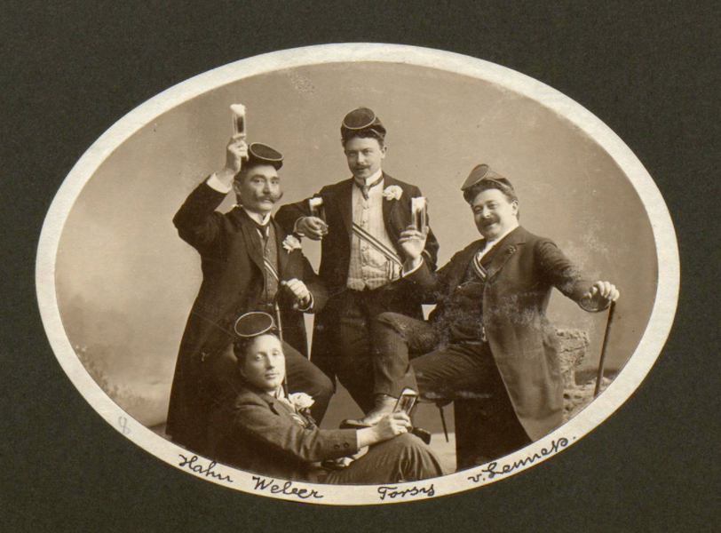 Der Feensee - Divertissementchen 1910/11 - Ensemble mit Biergläsern