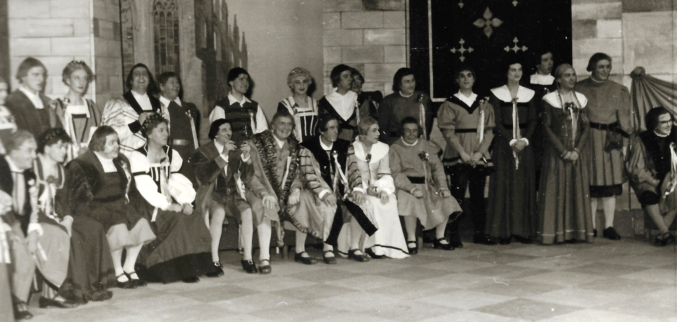 Kölsch Jeld oder De Krun vun England - Divertissementchen 1964 - Großer Chor in Szene