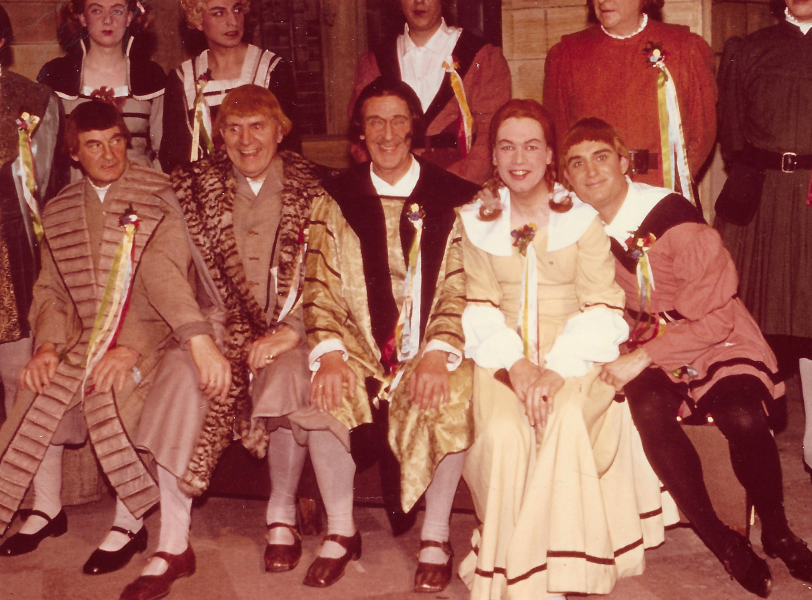 Kölsch Jeld oder De Krun vun England - Divertissementchen 1964 - Ensemble in historischen Kostümen