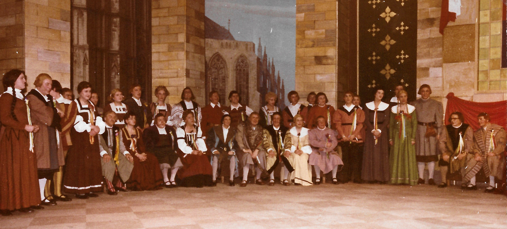 Kölsch Jeld oder De Krun vun England - Divertissementchen 1964 - Großer Chor vor imposantem Bühnenbild