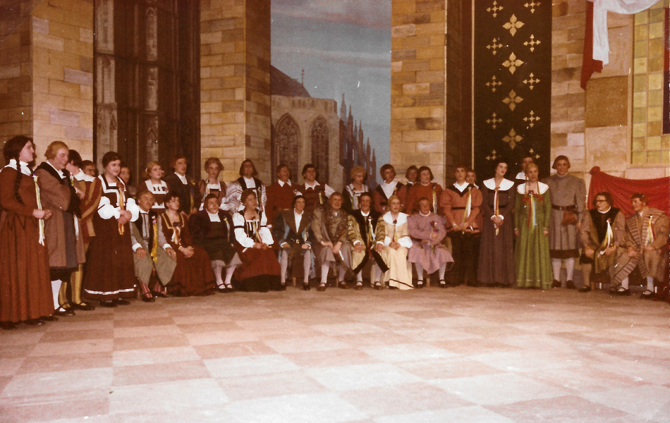Kölsch Jeld oder De Krun vun England - Divertissementchen 1964 - Großer Chor vor imposantem Bühnenbild