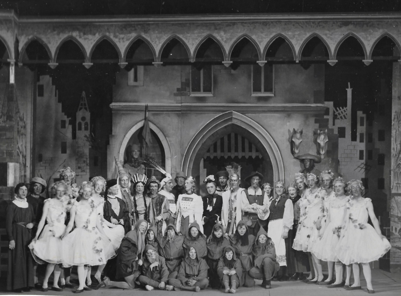 Dr Jan kütt heim - Divertissementchen 1946 - Chor mit Ballett vor historischer Kulisse beim ersten Nachkriegs-Zillchen