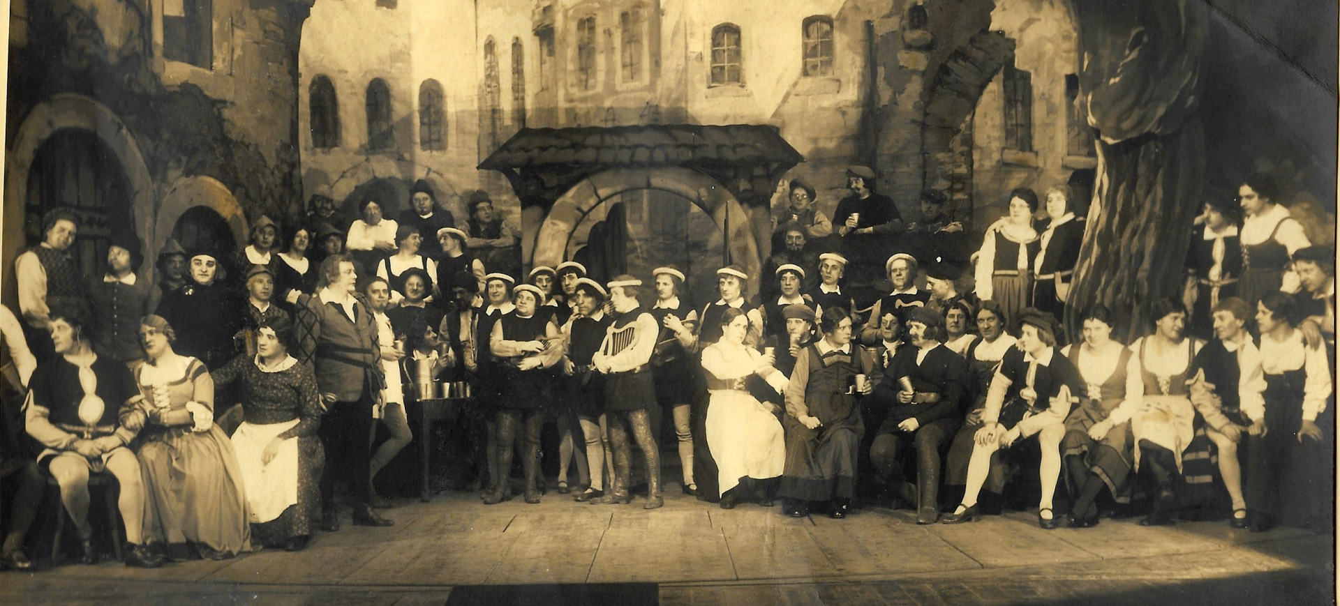 Et Loch en der Stadtmoor - Divertissementchen 1934 - Großer Chor im Bühnenbild