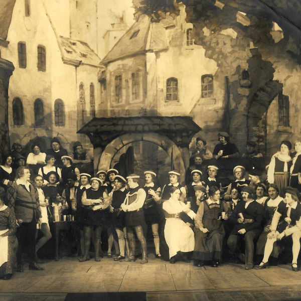 Et Loch en der Stadtmoor - Divertissementchen 1934 - Großer Chor im Bühnenbild