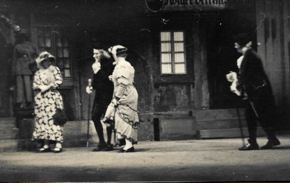 Spook om Steinweg - Divertissementchen 1935 - Solisten im Bühnenbild