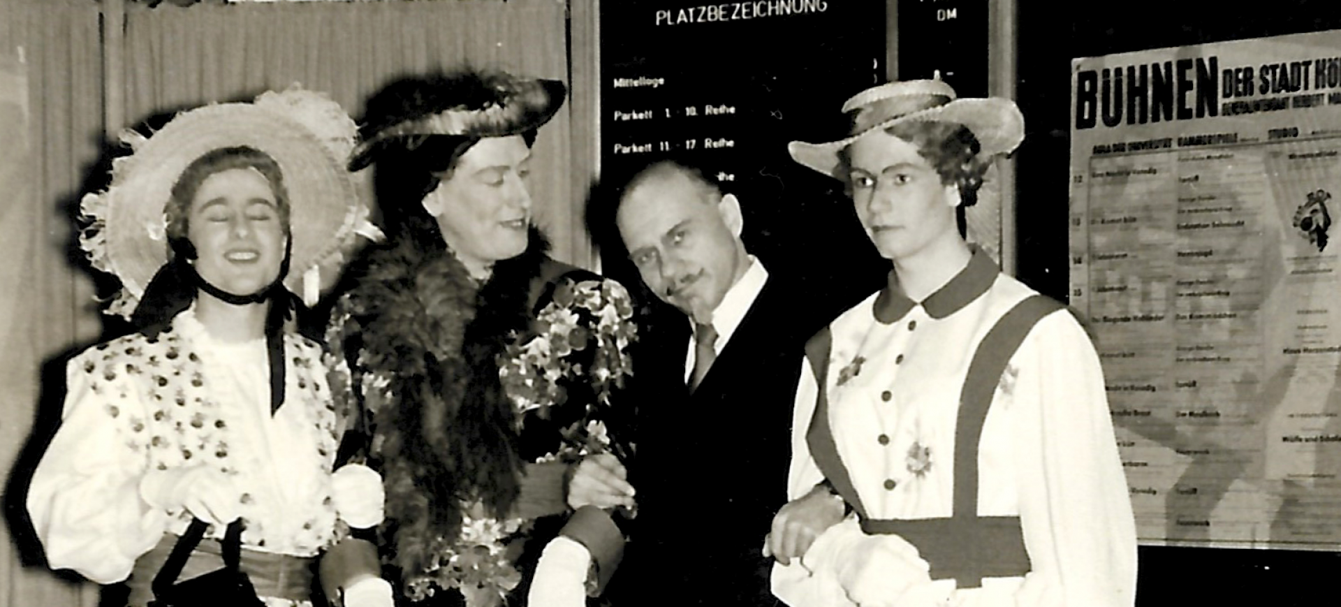 Dr Komet kütt - Divertissementchen 1955 - Darsteller posieren in historischen Kostümen
