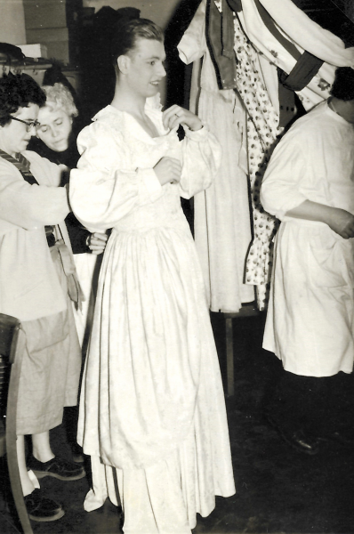 Dr Komet kütt - Divertissementchen 1955 - Darsteller backstage in der Garderobe