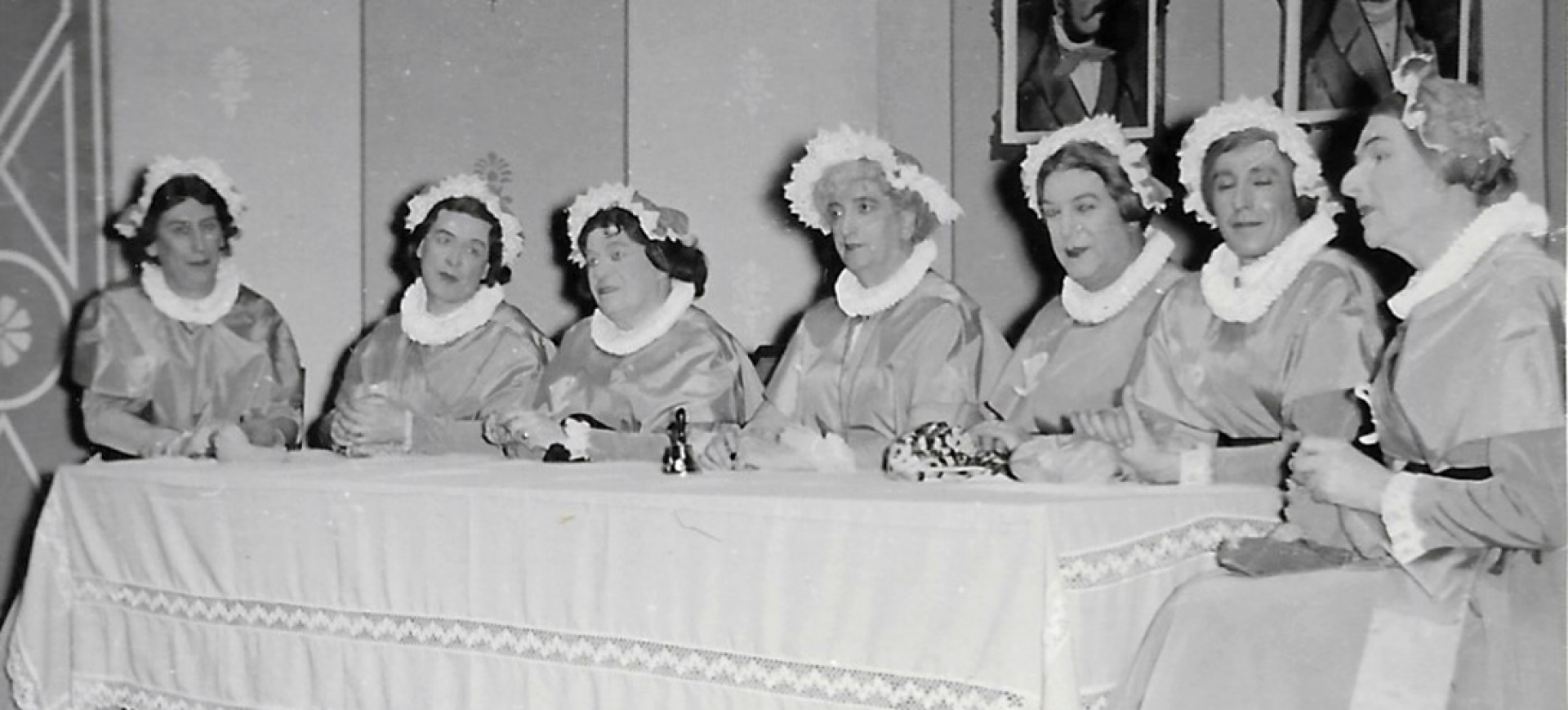 Et Weetschaffswunder - Divertissementchen 1960 - Solisten als Damenrunde am Tisch