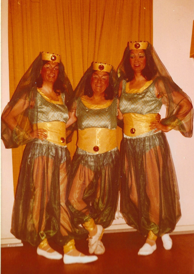 In d´r Kayjaß Nummer Null - Divertissementchen 1976 - Tänzer als Bauchtänzerinnen
