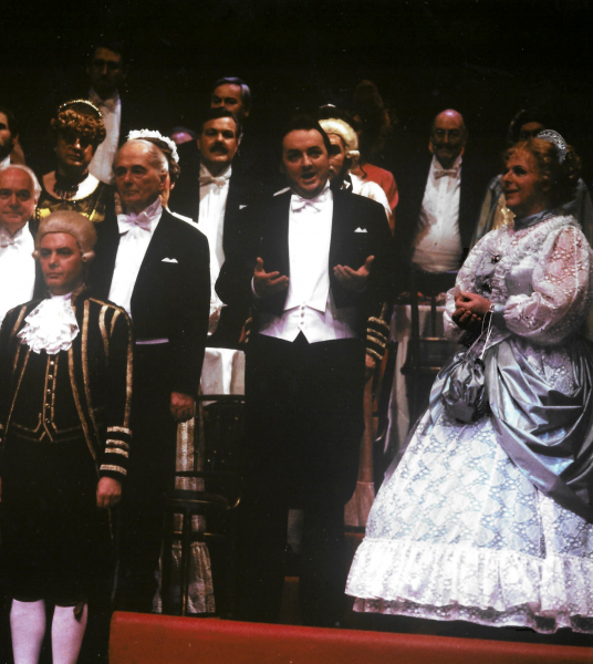 Ne Ruusekavaleer - Divertissementchen 1990 - Darsteller und Chor in Festgarderobe