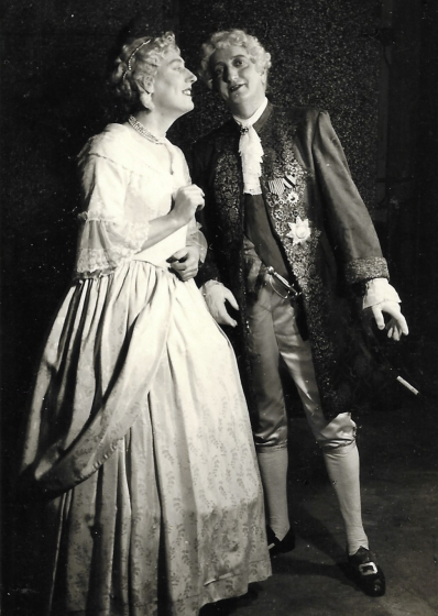 Casanova en Kölle - Divertissementchen 1956 - Darsteller als Paar in historischen Kostümen