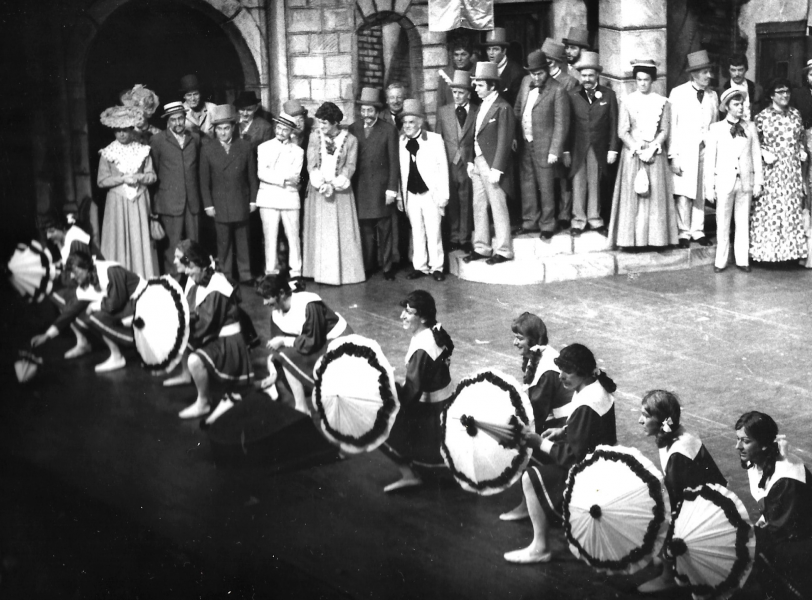 Kirmes im Veedel - Divertissementchen 1977 - Großer Chor und Ballett im Bühnenbild