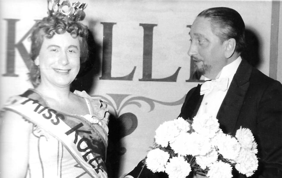 Miss Kölle - Divertissementchen 1958 - Darsteller mit Blumenstrauß