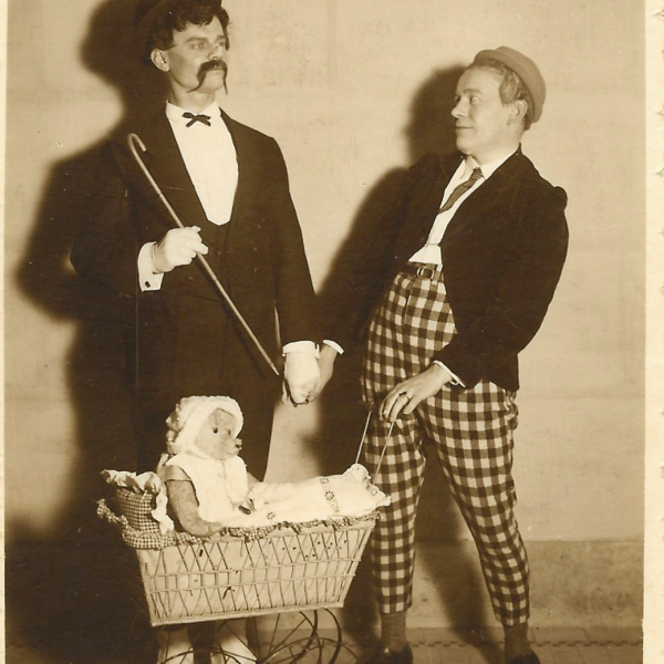 Durch de Koth jejange - Divertissementchen 1931 - Zwei Darsteller im Kostüm