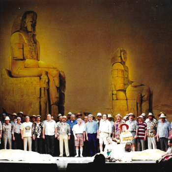 De Weltenbummler - Divertissementchen 1993 - Großer Chor vor ägyptischen Statuen