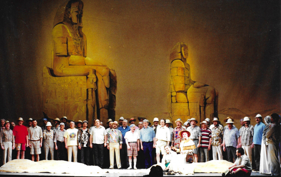 De Weltenbummler - Divertissementchen 1993 - Großer Chor vor ägyptischen Statuen