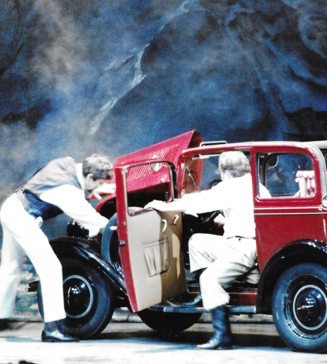 De Weltenbummler - Divertissementchen 1993 - Darsteller mit Jeep in Szene
